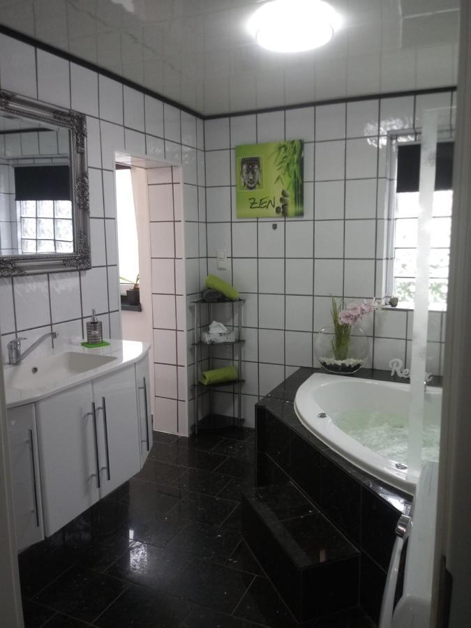 Blaue Oase, Netflix, Massagesessel, Whirlpool Badewanne *